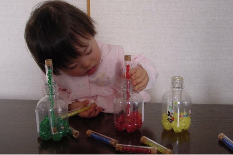 喜美子さんお手製の「ペットボトルの棒挿し」に取り組む