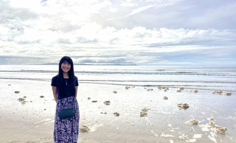 ニュージーランドの美しいビーチを背景に