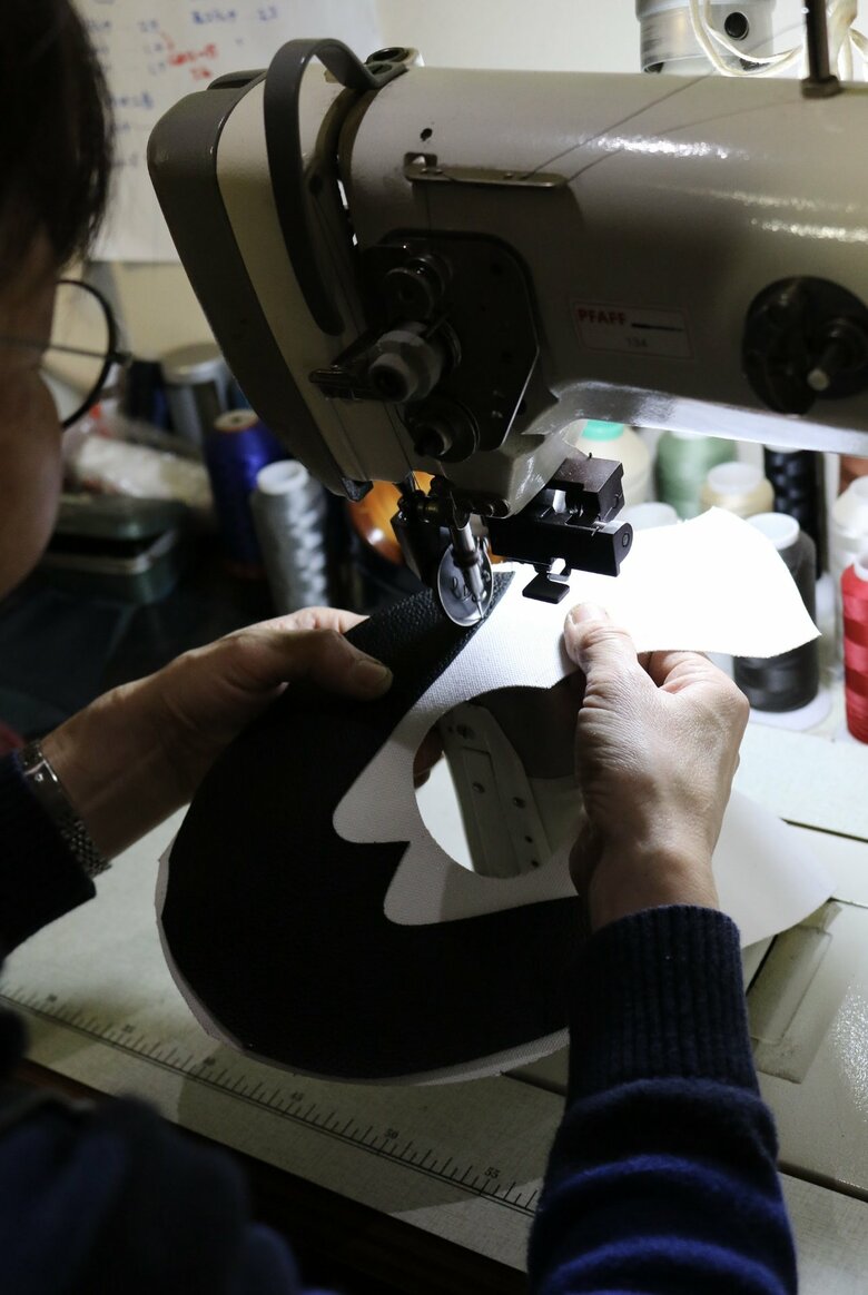 足になじみやすい本革を使用