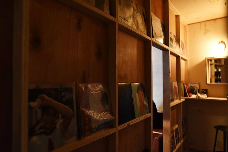 店内の裏側に所狭しと並ぶ坂根さんのレコードコレクション