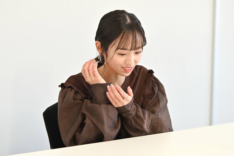 お子さんの世話をしながら電話に出ていたと話す今泉さん