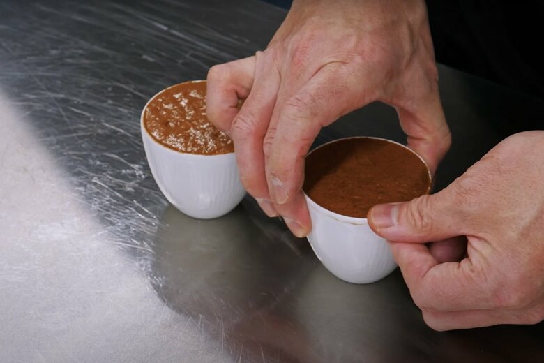 【作り方6】スフレがきれいに持ち上がるよう、カップのフチについた生地を取り除く