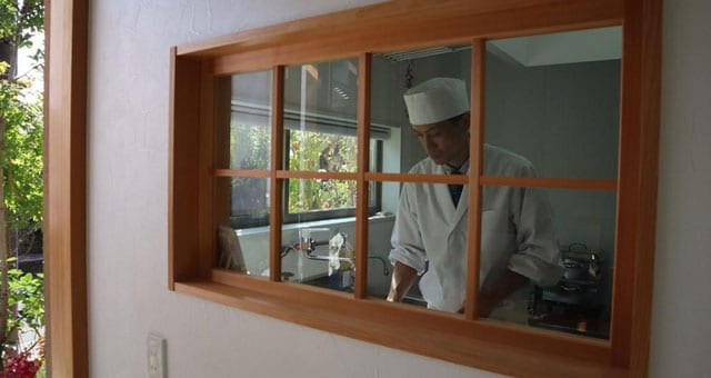 厨房で和菓子をこしらえる伊藤さん。ライブ感を大切にしている（いと達提供）