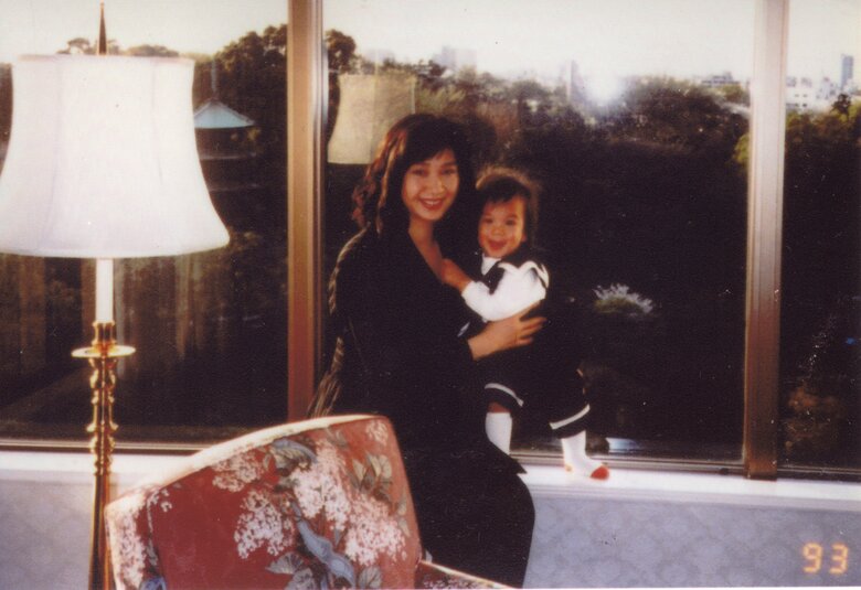 1歳頃のかわいらしい鈴木香里武さんと母親のすずきかなこさん