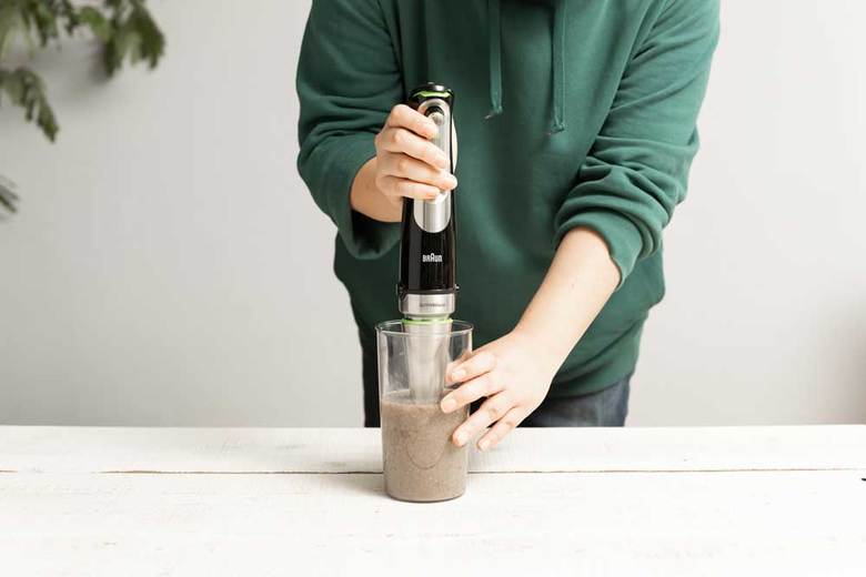 ▲きのこのポタージュを作ってみた。薄くカットしたきのこなどを味付けして煮込んだスープを専用の計量カップに入れ、ハンドブレンダーをセットする。