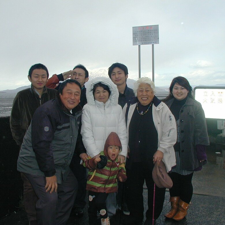 宮津さん5歳のとき（写真中央）、宮津家の家族の絆づくりの旅行