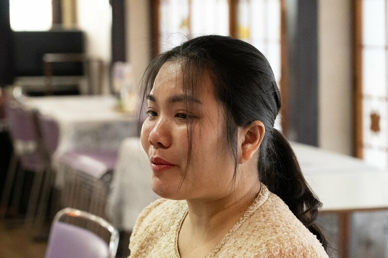 インタビューに応じるリンちゃんの母親のグェンさん