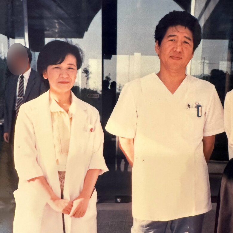 伊藤瑞子さんご夫婦が離島で医師を務めていたころの2ショット「白衣姿がお似合いです！」