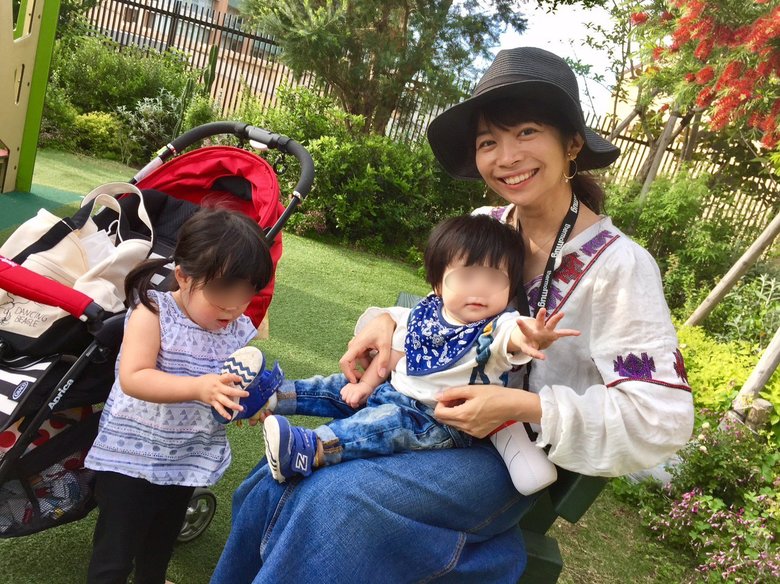 弟に靴を履かせている三倉佳奈さんの娘さん