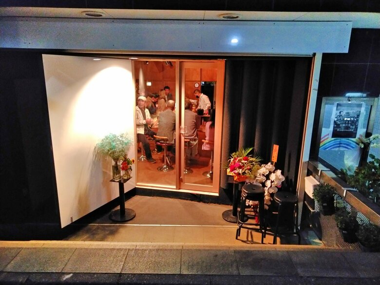 開放的で店内の様子がよくわかる「スナック水中」の外観