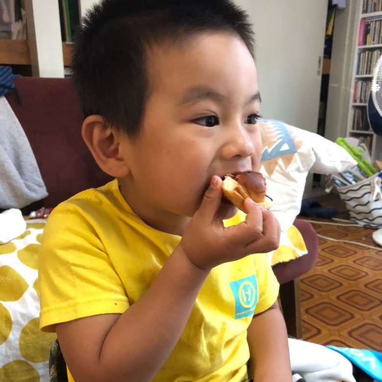 
▲そうだ晴太朗！ その調子で食べるんだ、朝ご飯を！…今朝もご飯を食べずにポイフルを隠れて食べていた息子を頭ごなしに叱ってしまった僕としては…色々と反省です。あ､でもやっぱり隠れポイフルは叱っていいか。美味しいけどご飯の後じゃないとダメだ。
 

