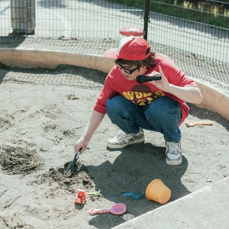 砂場で…あーいとぅいまてーん！（Instagramより）