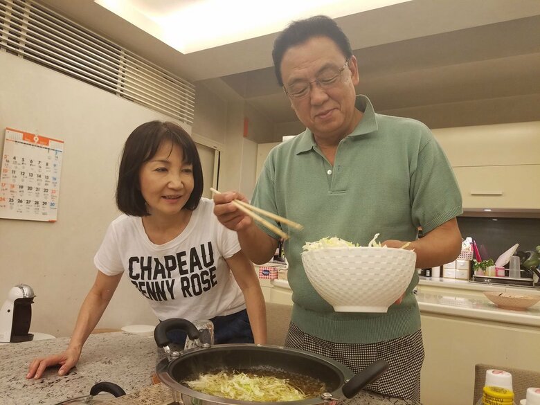 料理が得意な夫の梅沢さんと自宅で