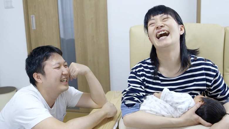 『ママをやめてもいいですか⁉』の一コマ。映画には育児に悩むパパたちも登場する。