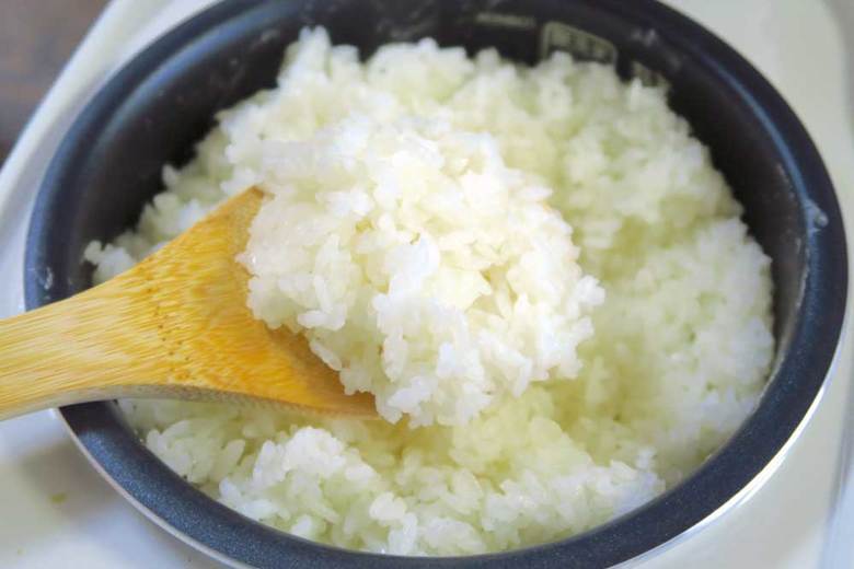 ▲炭酸水でごはんを炊くと米粒に気泡ができやすくなり、内側にもしっかり水分が入る