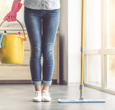 ロボット掃除機と一緒に掃除機がけ!? キレイ好きな旦那にもう耐えられない