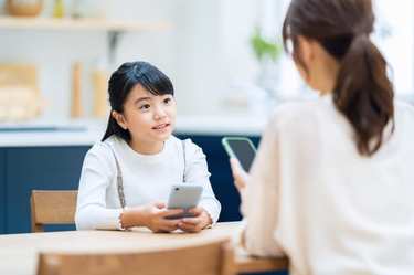 子どものスマホ「いつまで監視？どこまで口を出す？」識者の答えは