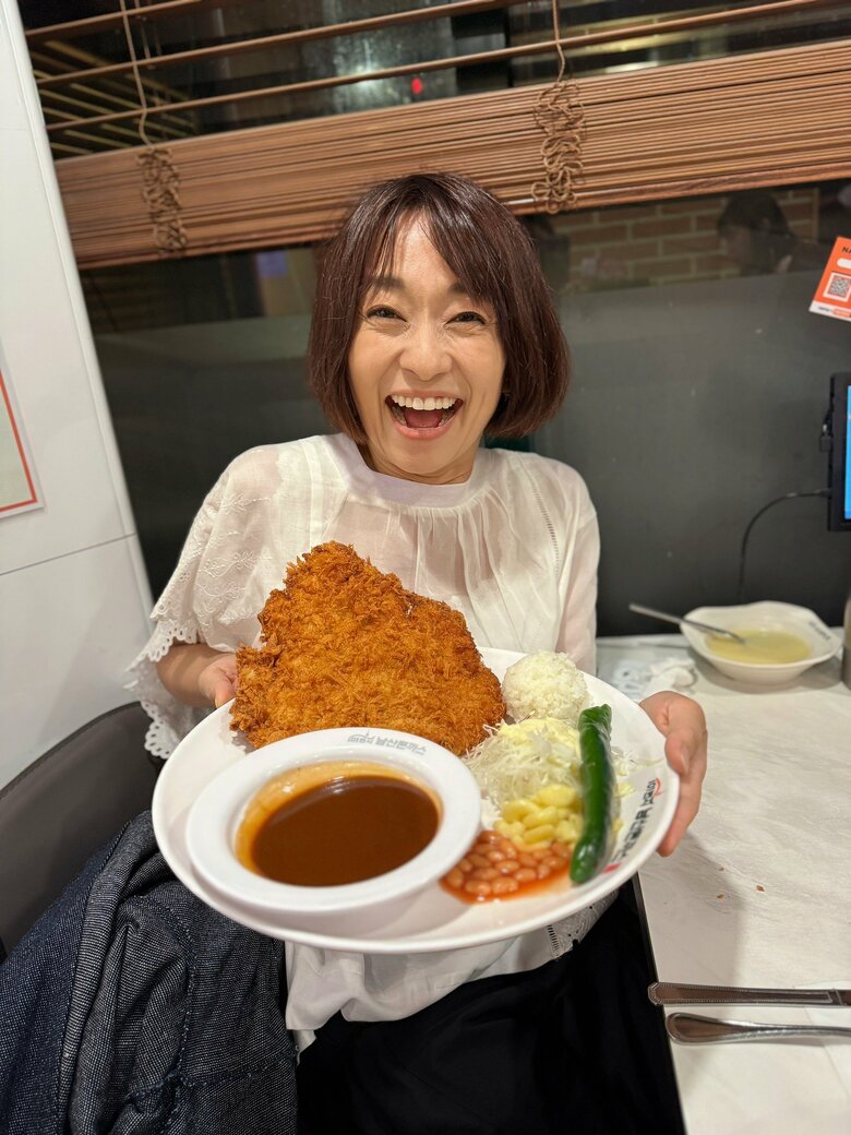 夫婦で韓国ドラマにハマっているという住吉さん。ドラマ『ムービング』で有名になった南山トンカツの店で