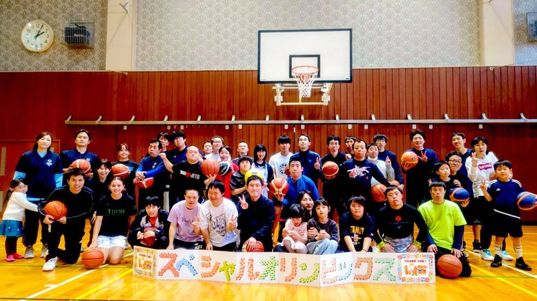昨年夏、岡田さんは障がいのある子どもや支援を必要とする子どもたち、家族、スタッフに、スポーツやイベントを通じて笑顔を届ける「スマイルアシストプロジェクト」を立ち上げた