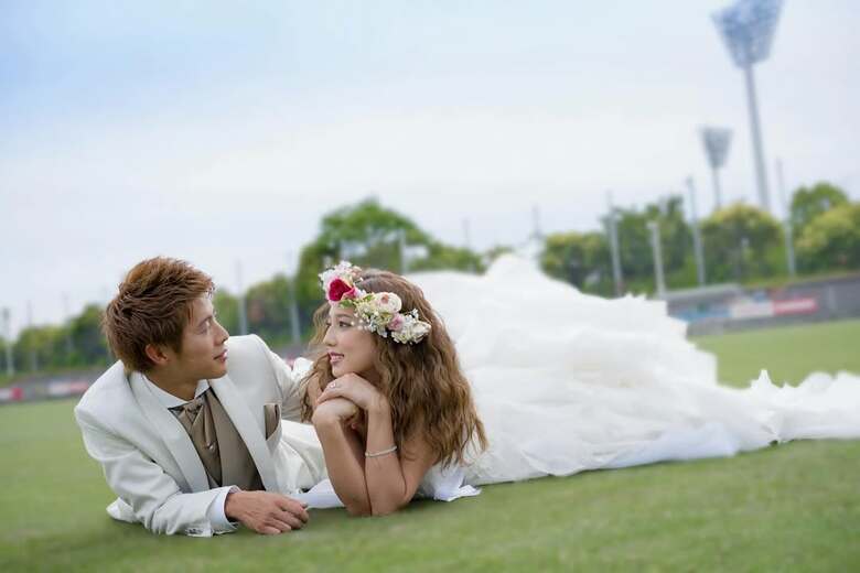 サッカーグラウンドで撮ったウェディングフォト