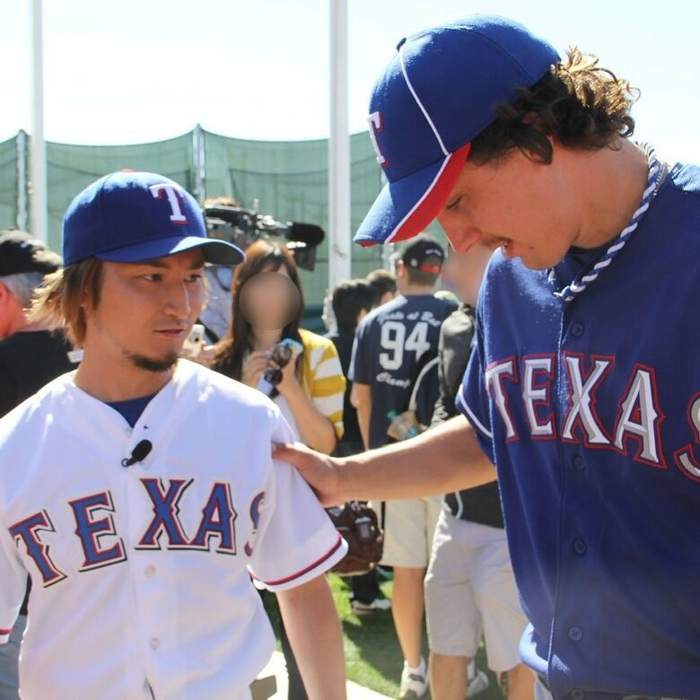 2012年、ダルビッシュ選手の同僚テキサス・レンジャーズのチームメイトと会話をかわすミニビッシュさん