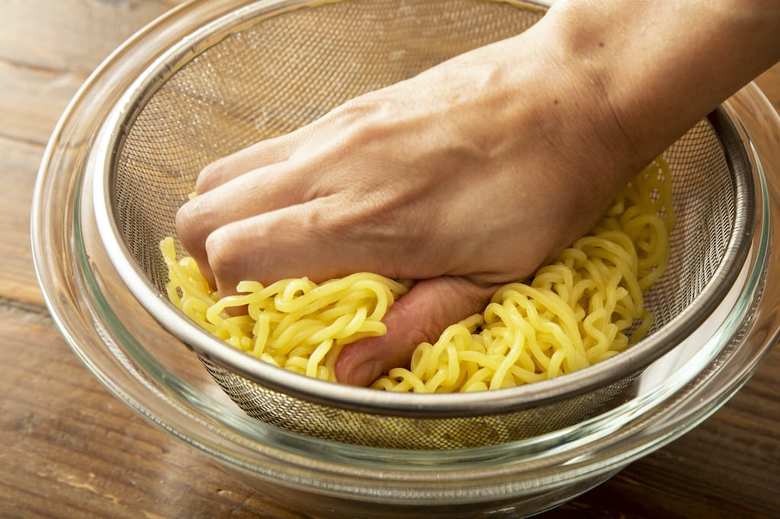 鍋にたっぷりの湯を沸かし、麺を袋の表示時間通り茹でる。残り2分でオクラを入れて一緒に茹で、ザルに上げてオクラは水にさらし、麺は流水の下で軽くもみ洗いする。それぞれしっかり冷えたら、麺は手で押さえるようにしてしっかり水きりする。オクラは小口切りにする。