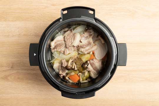 ▲加圧前は鍋いっぱいだった野菜が、加圧後は一気にかさが減っている