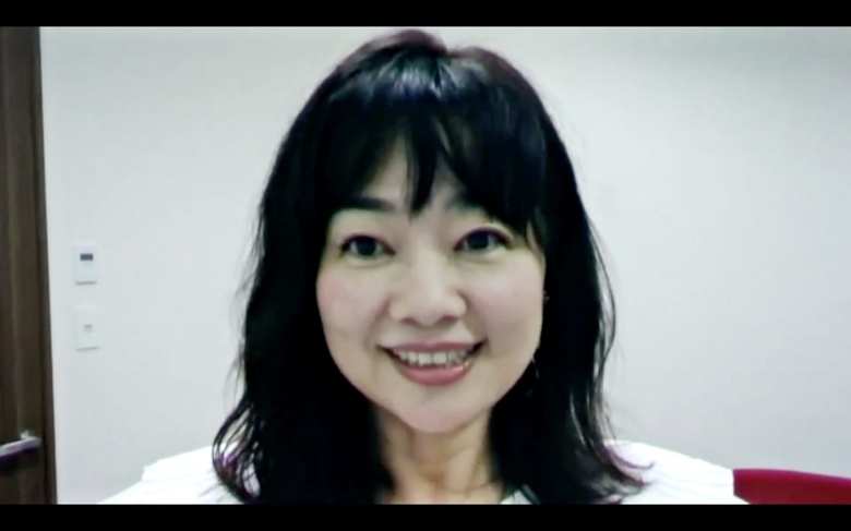 西脇純子さん　ロート製薬株式会社　人事総務部　健康経営推進グループリーダー。1990年ロート製薬入社。マーケティング部、経営企画部、広報・CSV推進部等を経て、社員の健康をサポートする健康経営に携わる。社内のダブルジョブ制度を活用し、経理財務部でＩＲ業務も兼務している。また、余暇を利用して児童養護施設で社外チャレンジワーク（複業）中。