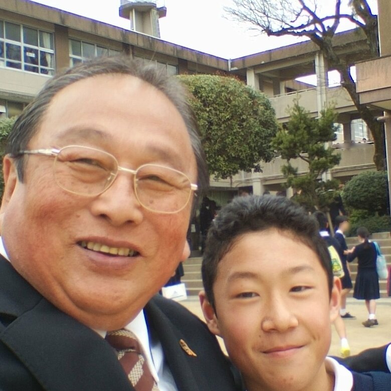 小学校卒業式に父と記念撮影