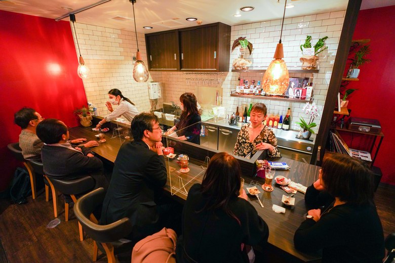一期一会を楽しむ人々で賑わう店内