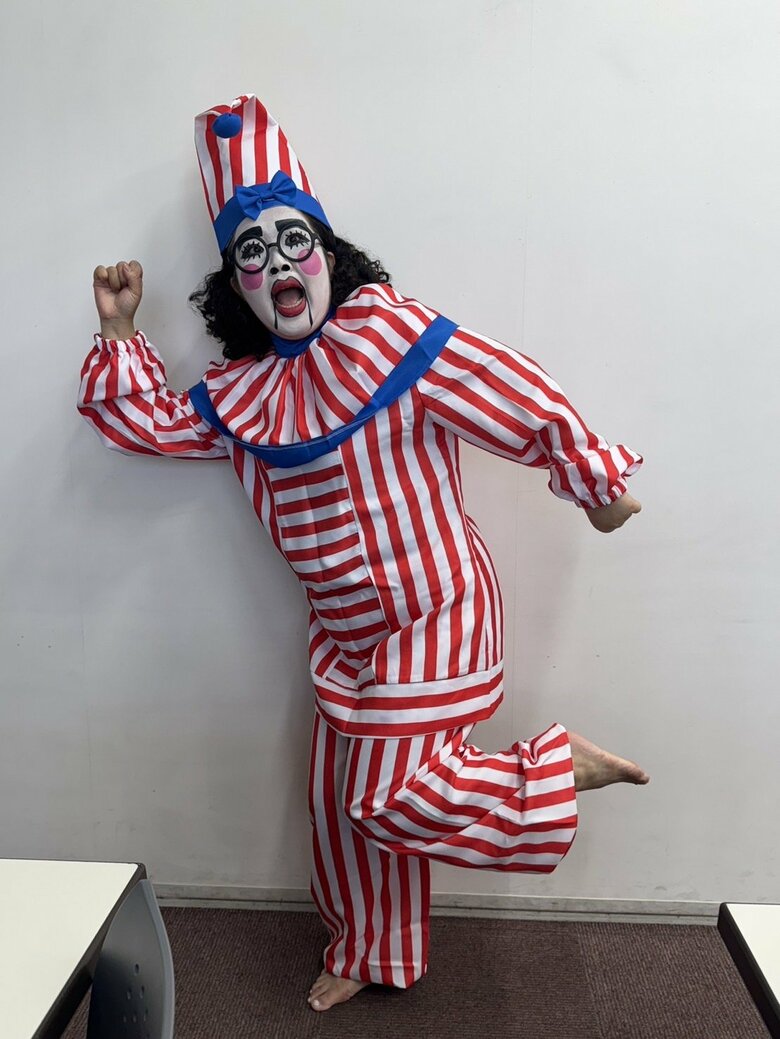 講演会ではユーモアあふれる衣装とメイクで登場し、来場者を笑顔にさせる