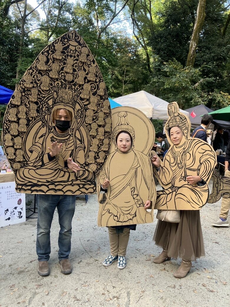 イベントで仏像体験をする参加者