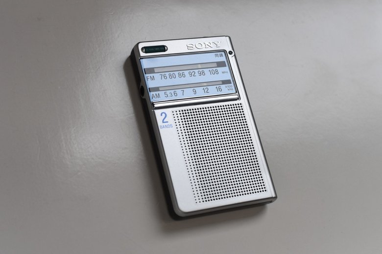 「高校野球観戦時には欠かせない」というポータブル式のラジオ。数年で買い換えるんだとか
