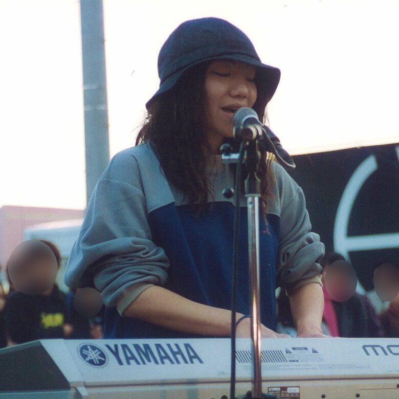 ストリートライブでの仲宗根泉さん