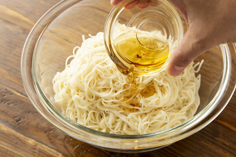 鍋にたっぷりの湯を沸かし、そうめんを入れて茹でる。袋の表示の茹で時間より30秒ほど短めに茹でてザルにあげ、流水で冷やす。しっかり水けを切り、ごま油（分量外約大さじ1）を全体に絡めておく。