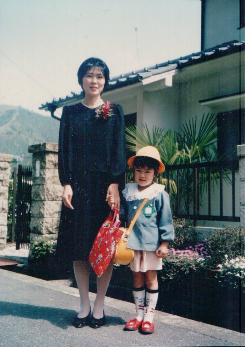 お母さんと丘さんの写真。恥ずかしがり屋だったという幼少期もとっても可愛い！