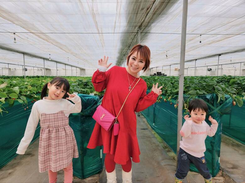 漫画家、社長として忙しくする一方、2児の母としての一面も