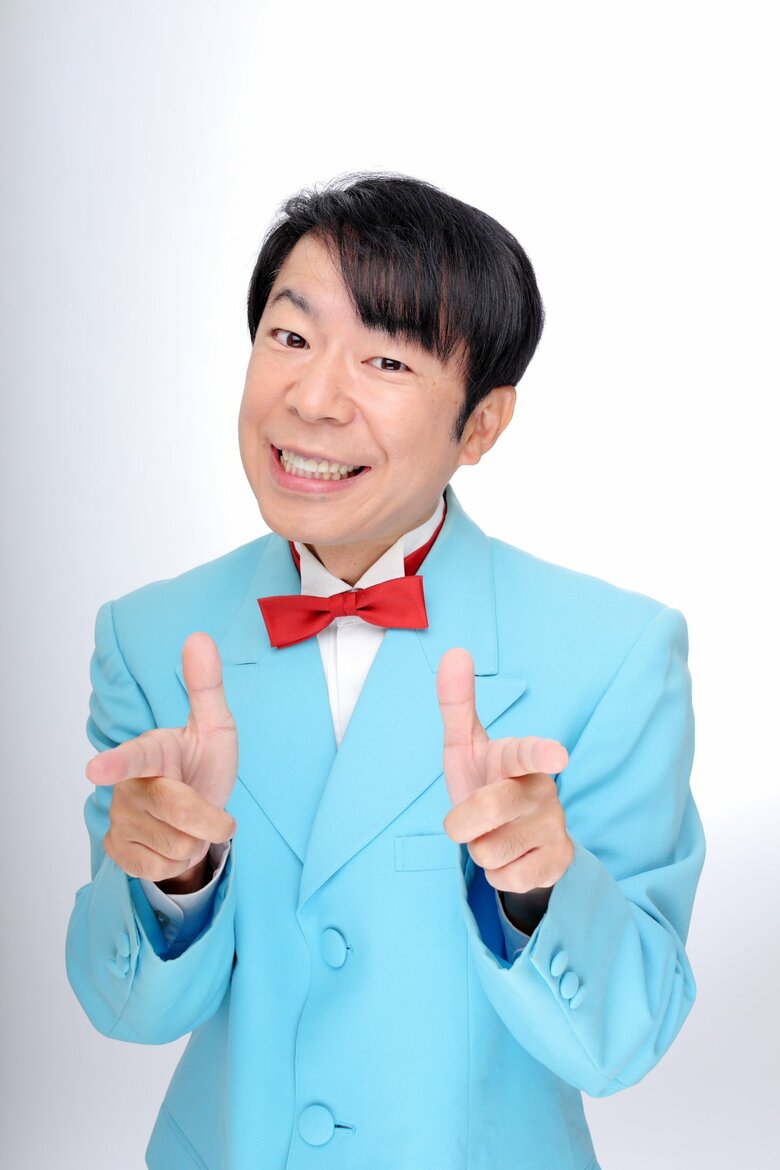 めずらしい青のスーツ姿