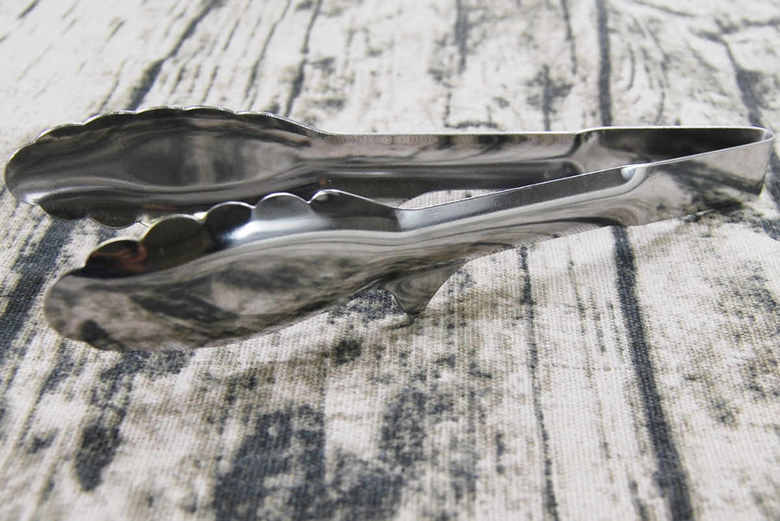 セリアのおすすめキッチン用品「一体型万能トング」の使用中画像2