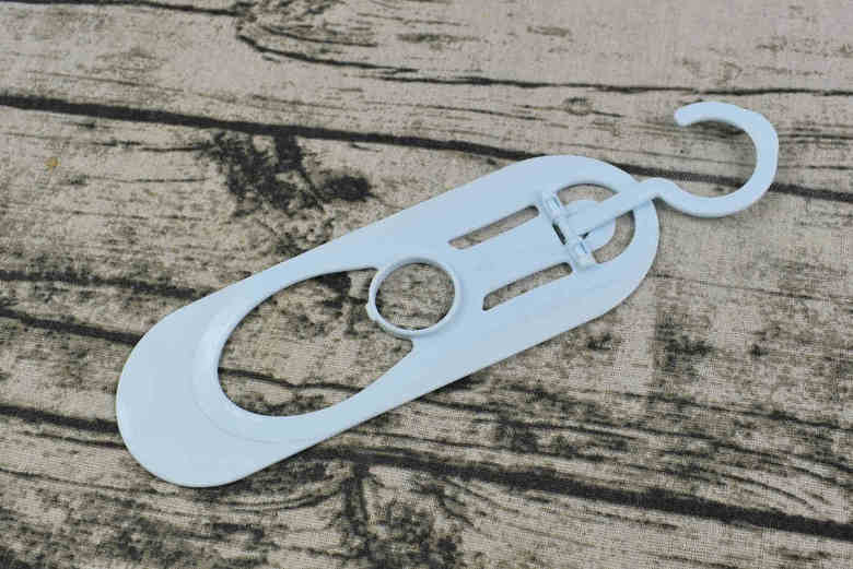 ダイソーおすすめ収納グッズ「巻き取り式ネクタイケース」の使用中画像2