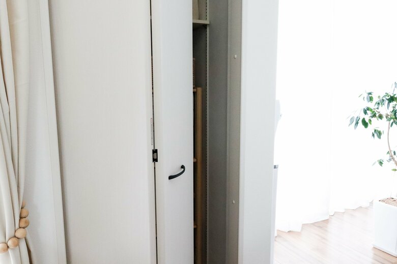 扉つきの収納庫にしまいこむと、何を収納したかすぐ忘れてしまいがち