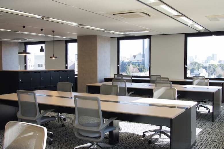 コミュニケーション促進のために固定席をなくし、フリーアドレスに