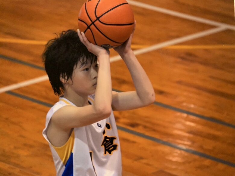 小学時代の内尾さん。シュートを決めることが増えてどんどんバスケに夢中に