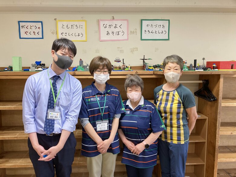 左から委託事業者の責任者、同スタッフ（2名）と地域ボランティアの方の連携もバッチリ