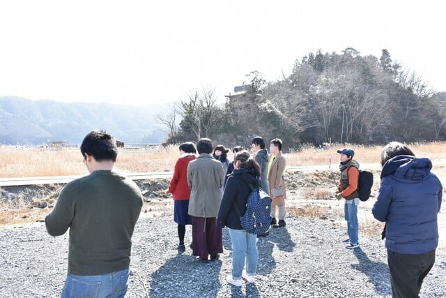 18年3月、団員とともに叔母の家があった跡地を訪れた（本人提供）