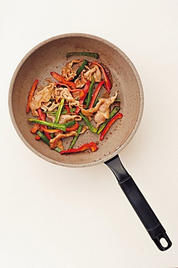 【豚肉オイスター炒めを作る】
ピーマンは1cm幅に切る。ひと口大に切った豚肉にＡをもみこむ。ごま油を熱し、豚肉を炒め、ピーマンも加えて炒める⇒Bを入れてからめる。