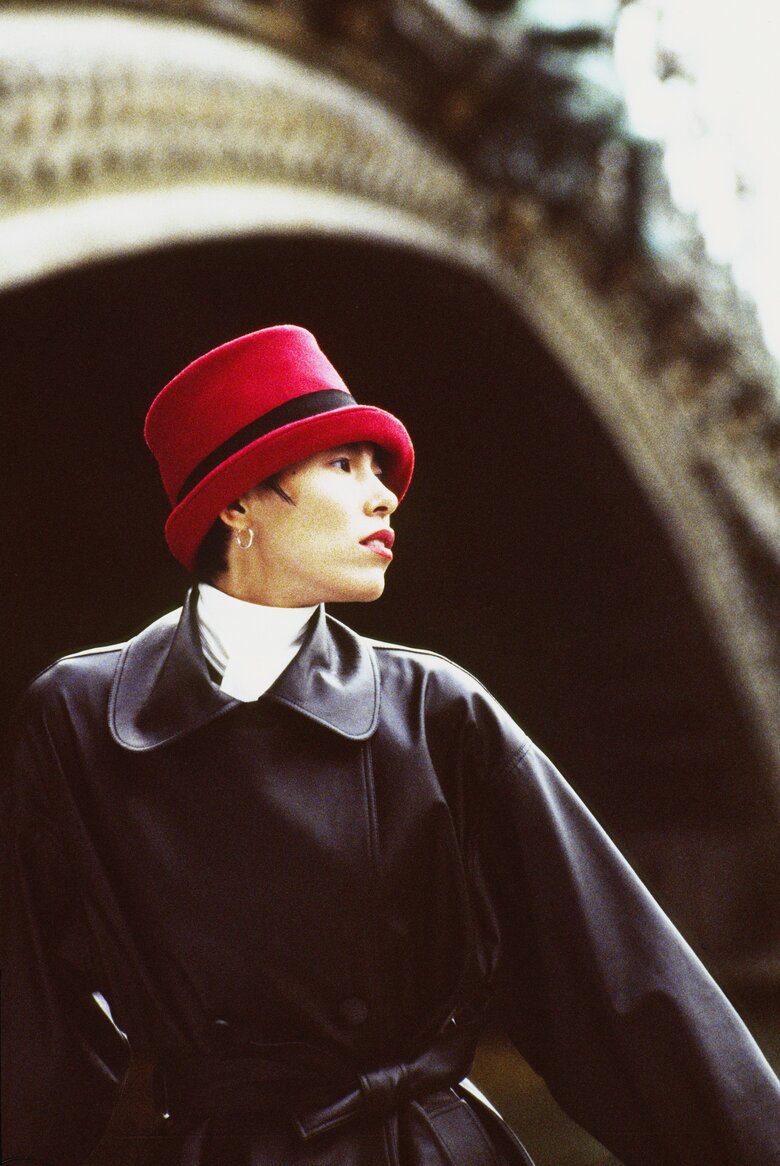 ビビットなカラーのハットもお似合いの林マヤさん