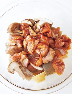 ②の具材を、たけのこ、こんにゃく、しいたけの順に、直径26㎝の耐熱ボウルに重ね入れ、その上に鶏肉を汁ごと広げてのせたら、ふんわりとラップをかけて600Wの電子レンジで10分加熱する。