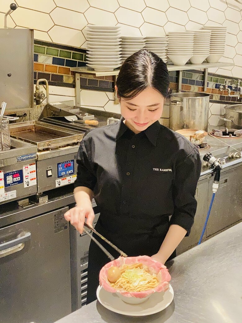 カレーハウスCoCo壱番屋のほか、ラーメン店もFC展開するスカイスクレイパー。現場でラーメンを作る諸沢さん