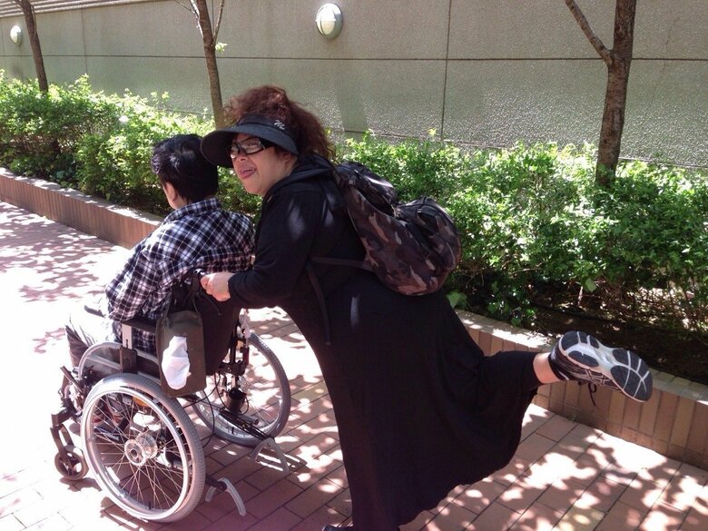 旦那さんと散歩に出かけた際の1枚。森さんの足取りが軽やか！